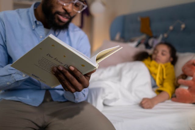 Islamic Stories About Prophets Blog Image: Father reading a story to his daughter