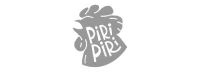 El logo de Pirir Piri consta de una ilustarcion en silueta de un pollo en naranja dentro de esto las palabras 'Piri Piri' en blanco con un estilo animado.