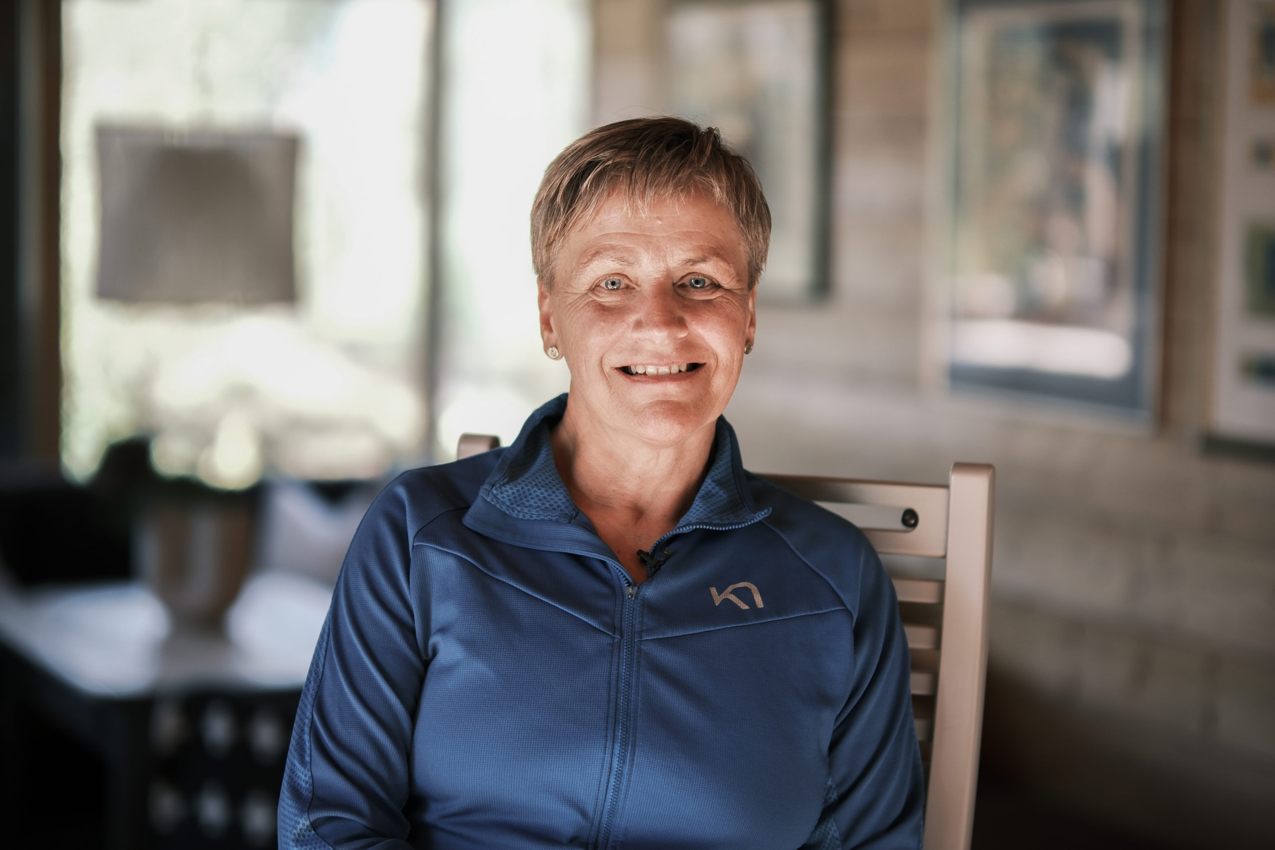 Kvinne som smiler til kamera.