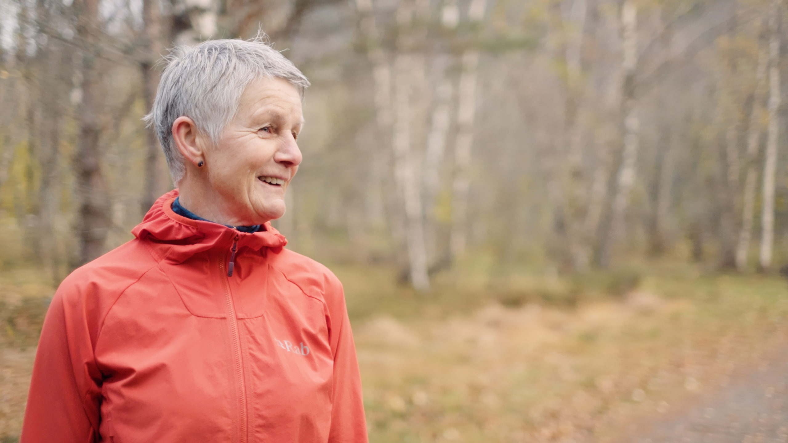 En eldre kvinne ute i skogen.
