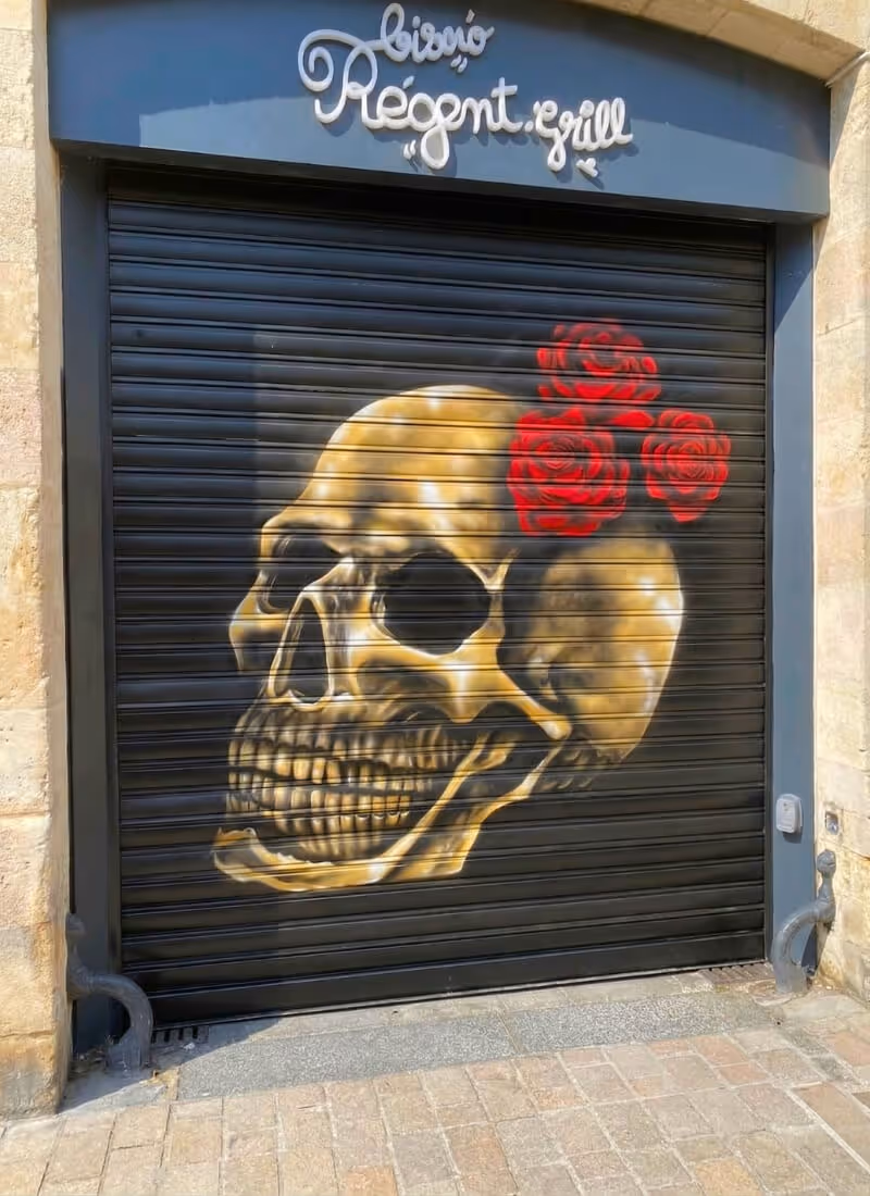 Fresque murale sur porte métalique