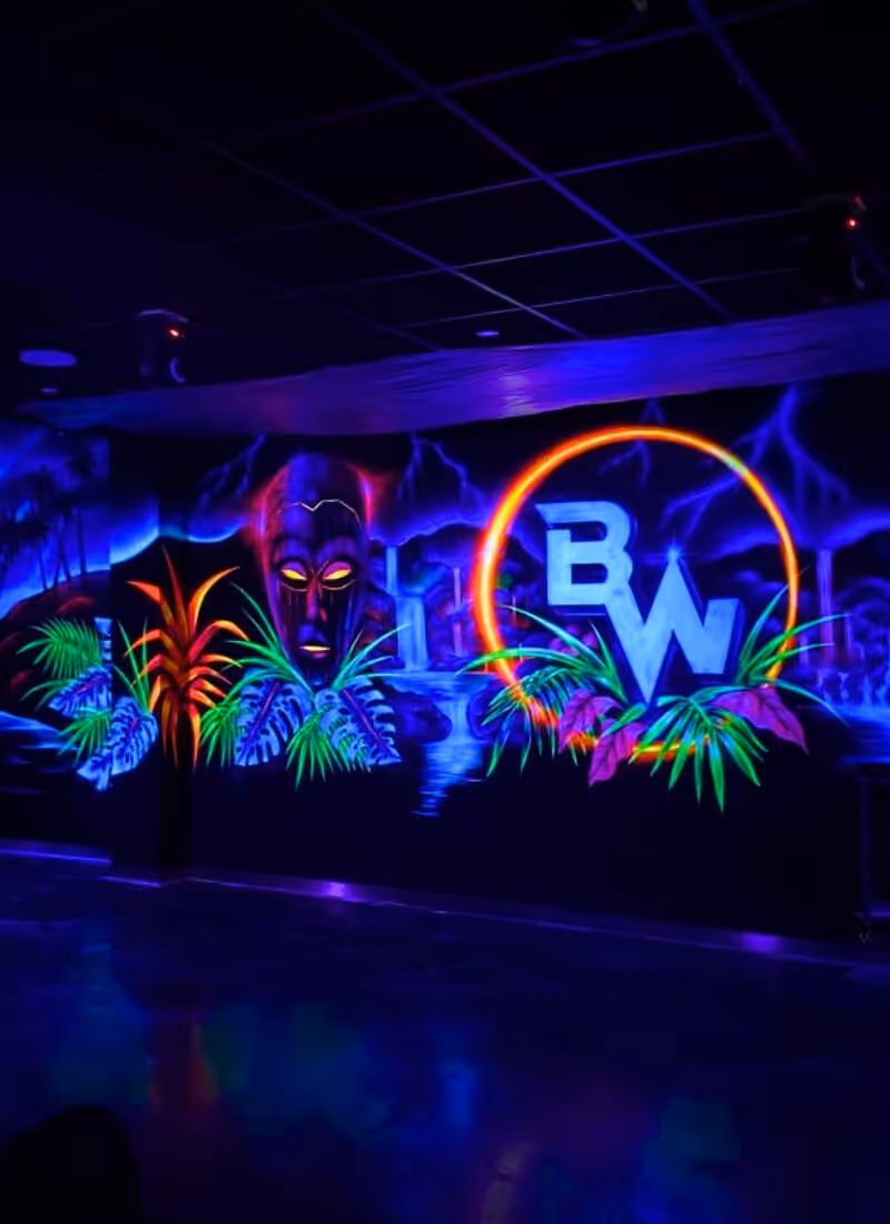 Fresque murale immersive pour bar et club en lumière bleue