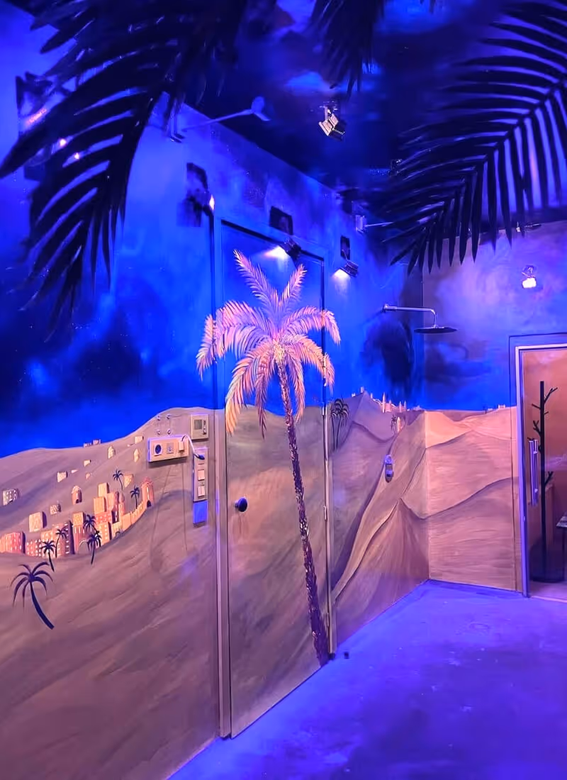 Fresque murale lumière bleue immersive dans un spa