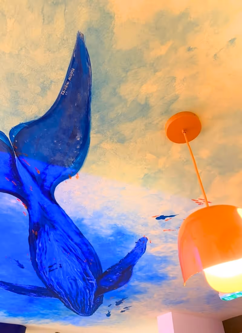 Fresque murale design sur plafond