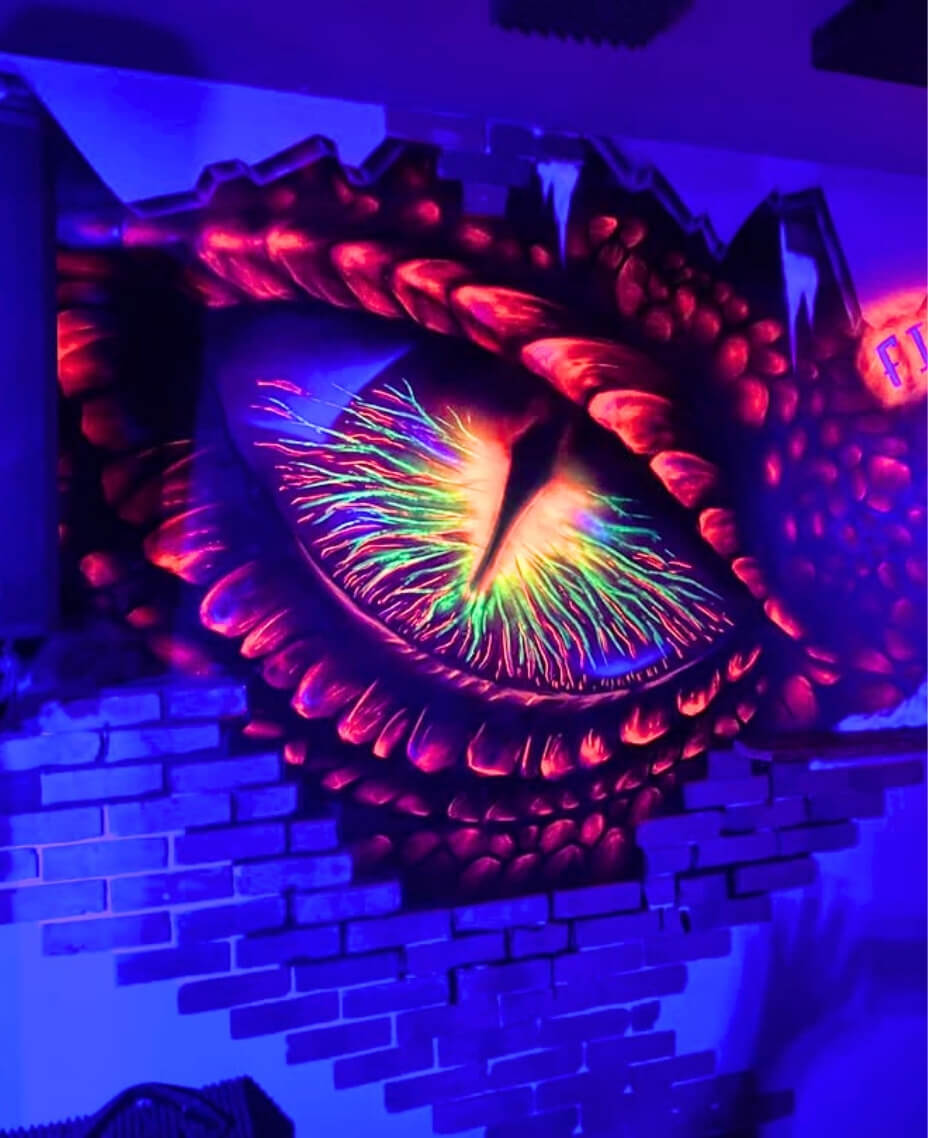 Fresque murale œil de dragon en lumière noire réalisée par Arnaud, Artiste muraliste