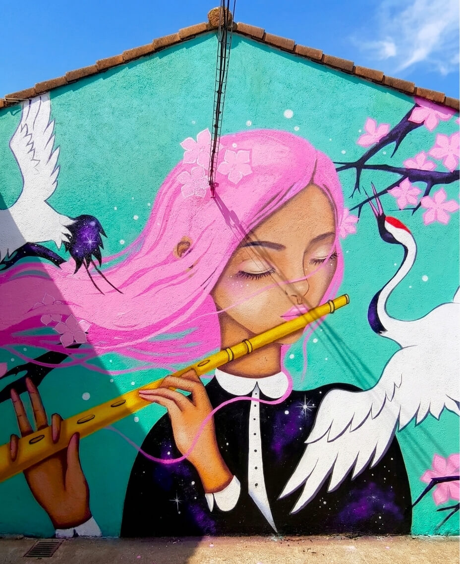 Fresque murale extérieure, joueuse de flûte et grue japonaise, réalisée par Anna