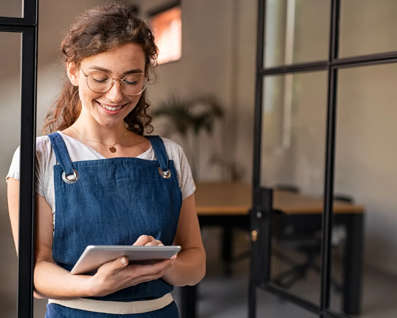 Un commerçante tenant une tablette