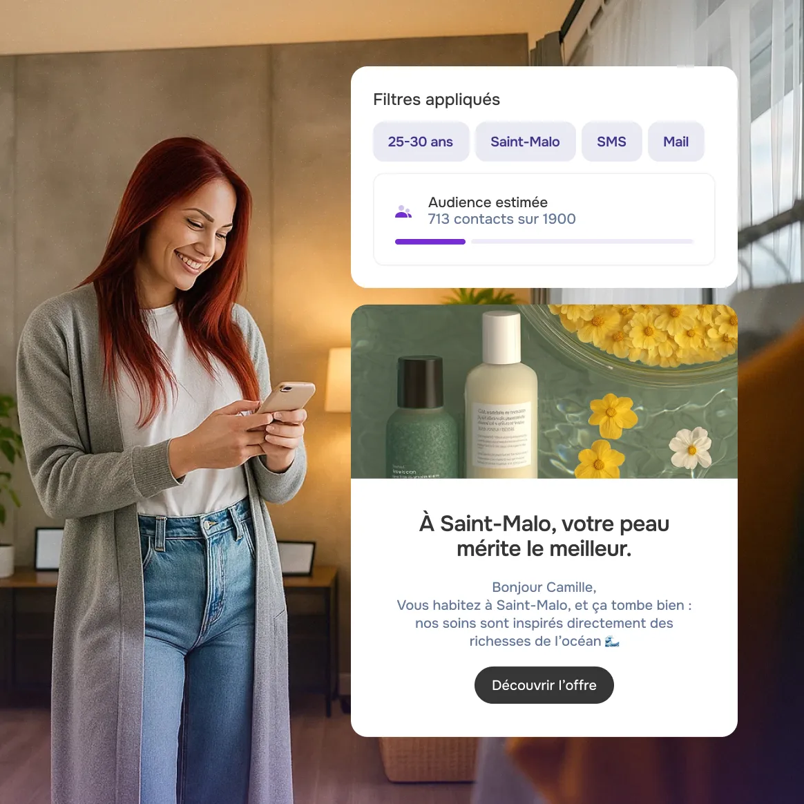 Jeune femme souriante tenant un smartphone dans un salon avec interface digitale affichant un filtre marketing local pour Saint-Malo et une publicité de produits de soin.