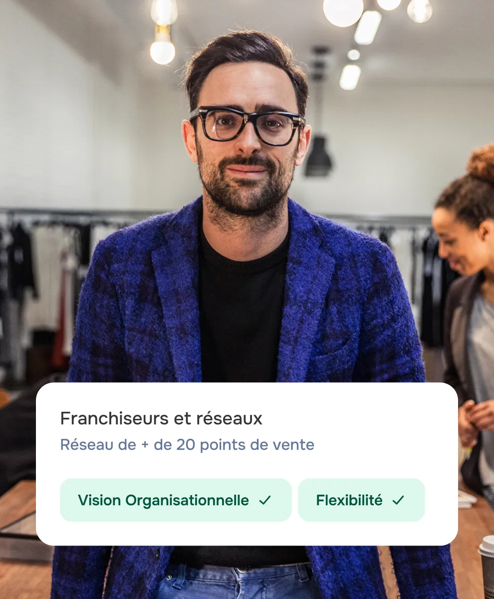 Homme portant des lunettes et une veste bleue avec un texte en surimpression sur la franchise et les réseaux, mentionnant plus de 20 points de vente, vision organisationnelle et flexibilité.
