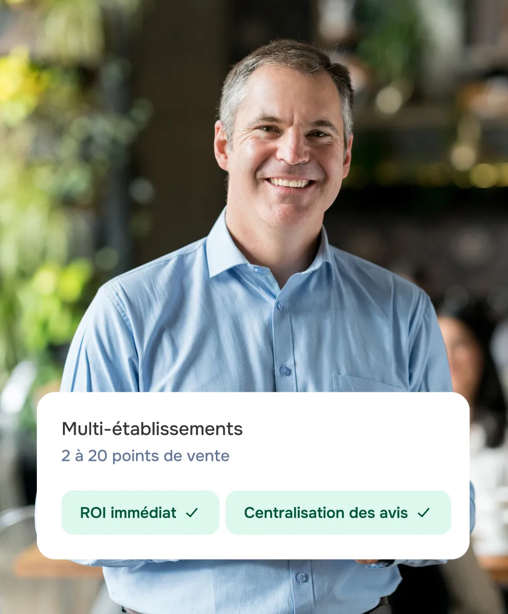 Homme souriant en chemise bleue avec texte en français sur multi-établissements et avantages comme ROI immédiat et centralisation des avis.