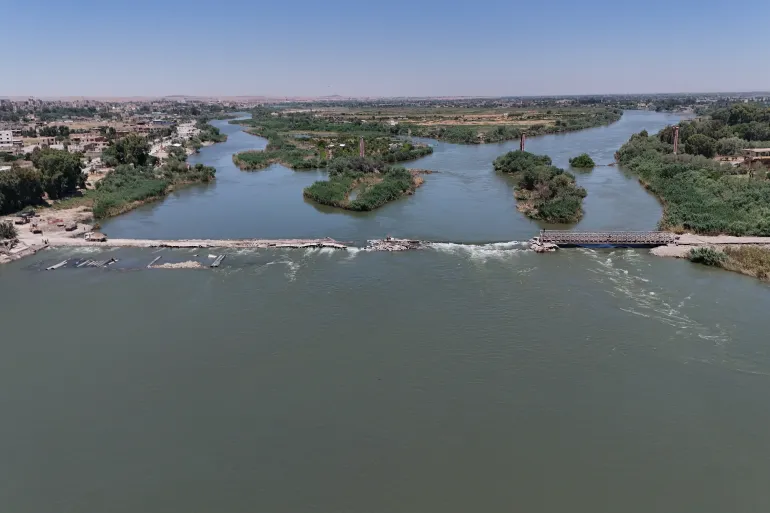 Rehabilitating the earthen bridge in Deir ez-Zor as part of infrastructure reconstruction plans
