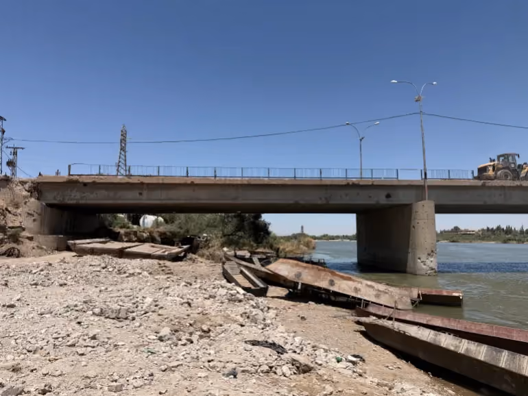 Rehabilitating the earthen bridge in Deir ez-Zor as part of infrastructure reconstruction plans