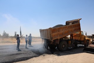 Hama Governor Orders Acceleration of Aqayrbat-Salamiyah Road Rehabilitation