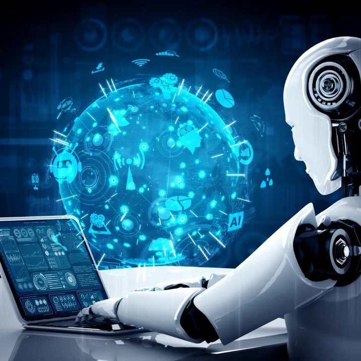 Roboter arbeitet an einem Laptop mit holografischer, leuchtend blauer digitaler Weltkugel und Technologie-Symbolen im Hintergrund.