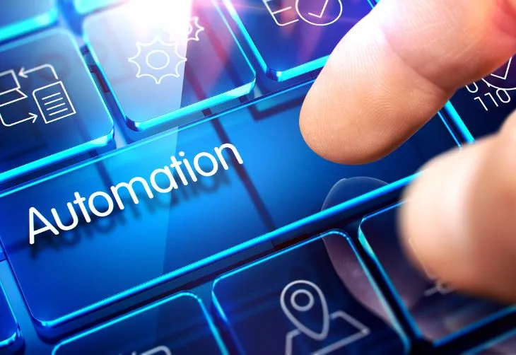 Finger tippt auf eine blaue Tastaturtaste mit der Aufschrift ‚Automation‘, um Automatisierungsprozesse zu starten.
