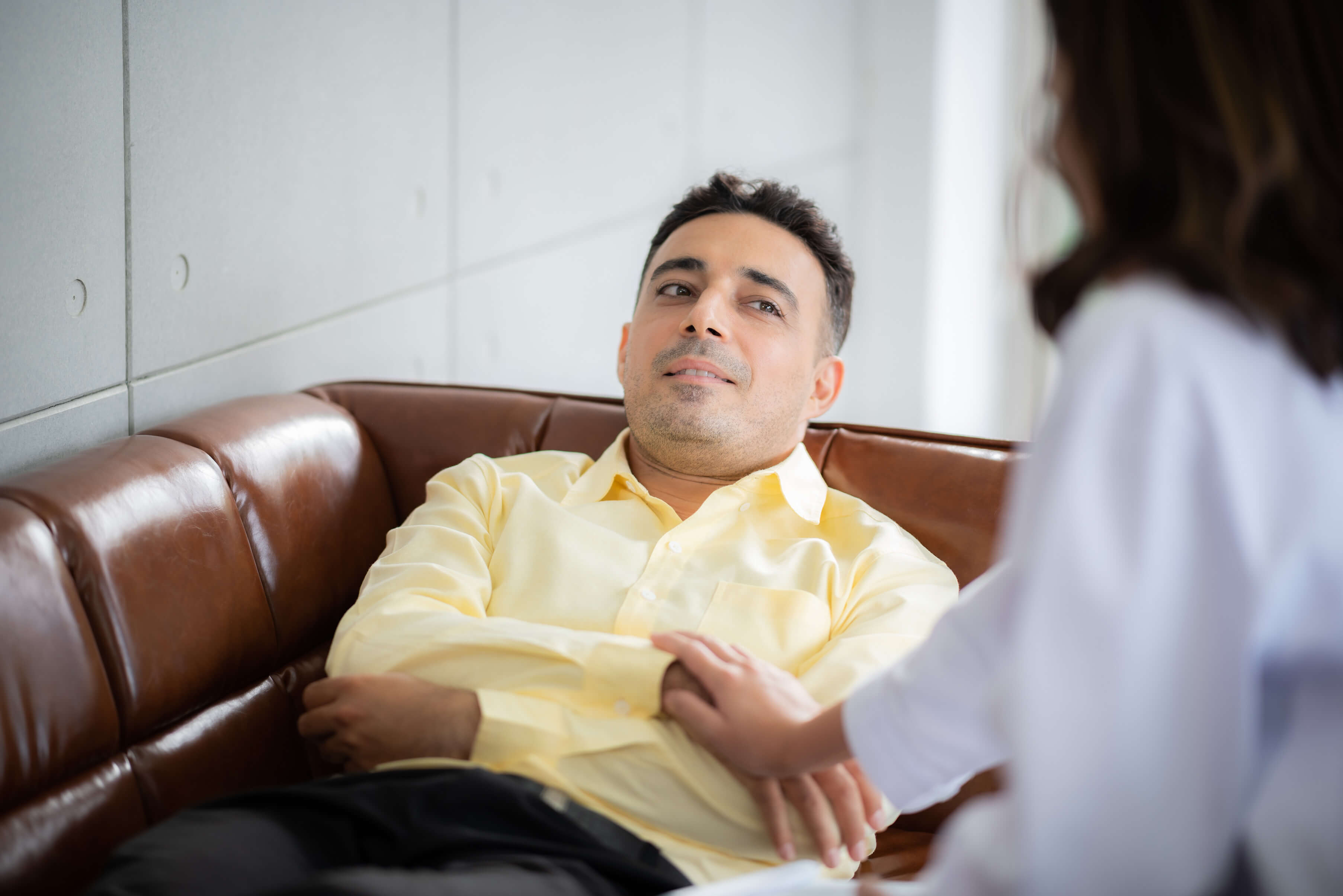A licensed therapist providing substance use disorder treatment to a patient