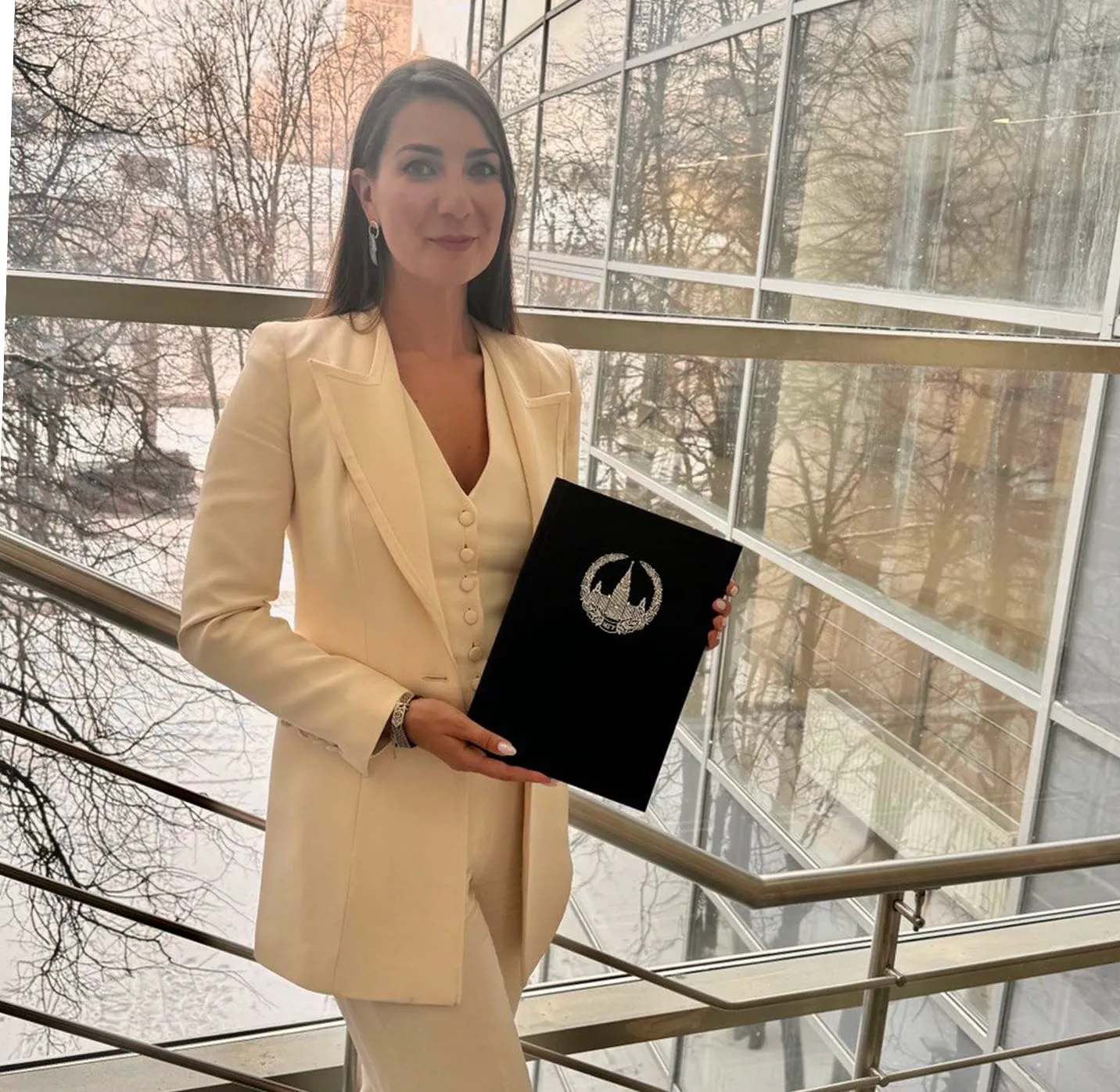 Доктор Диана Обидняк с дипломом