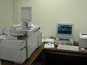 A gas chromatograph and mass spectrometer connected to a control computer in the laboratory.