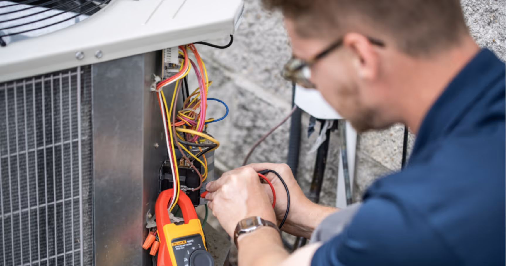 hvac-technician-working-on-ac-unit-in-virginia-beach