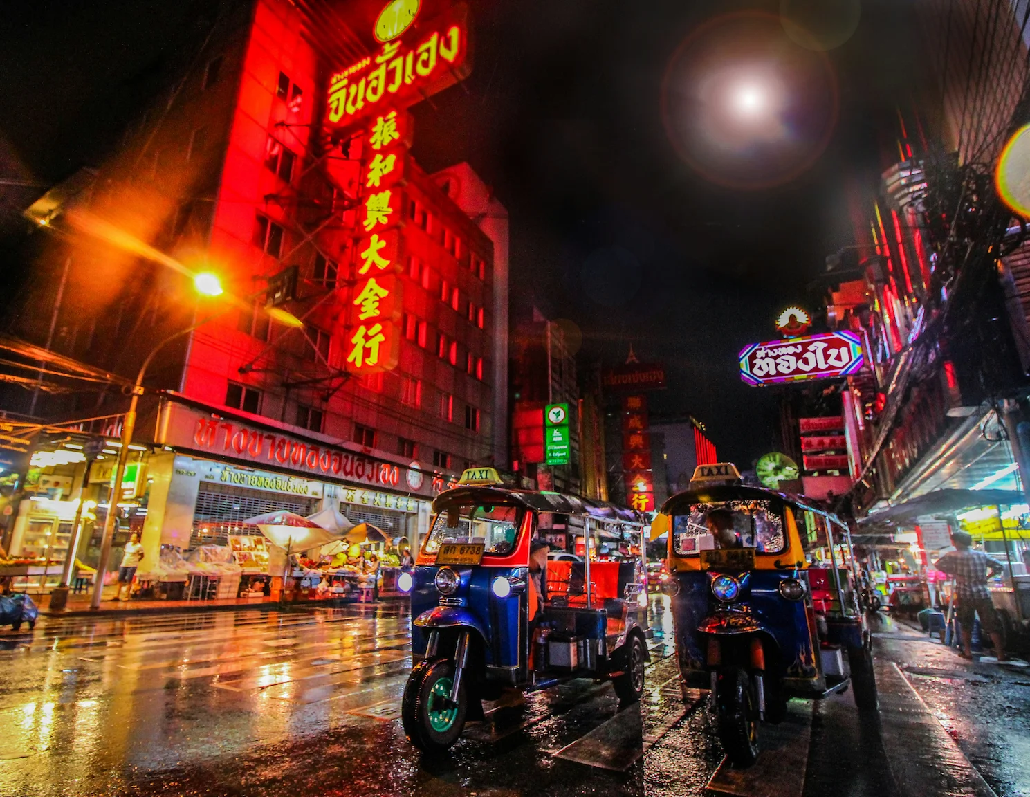 Tuk-tuks dans le quartier chinois de Bangkok (Yaowarat)