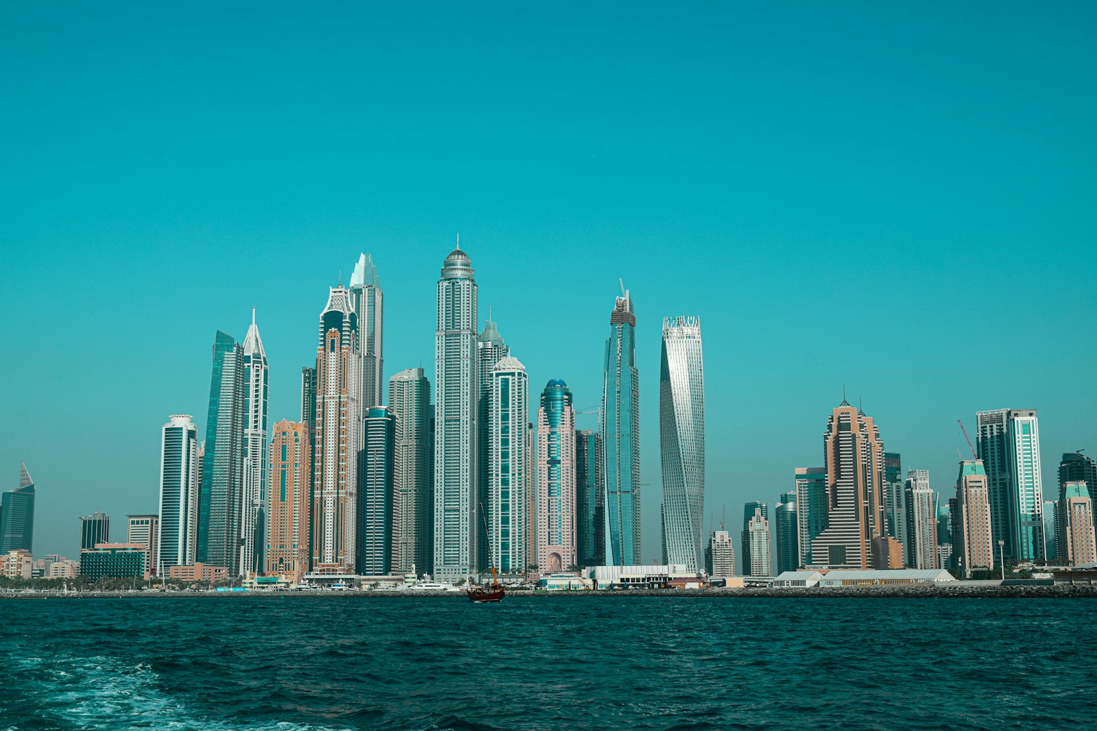 Les gratte-ciel de la Marina de Dubai vus depuis la mer