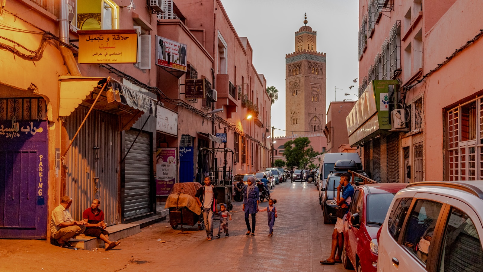 Rue de Marrakech avec le minaret de la Koutoubia en arriere-plan
