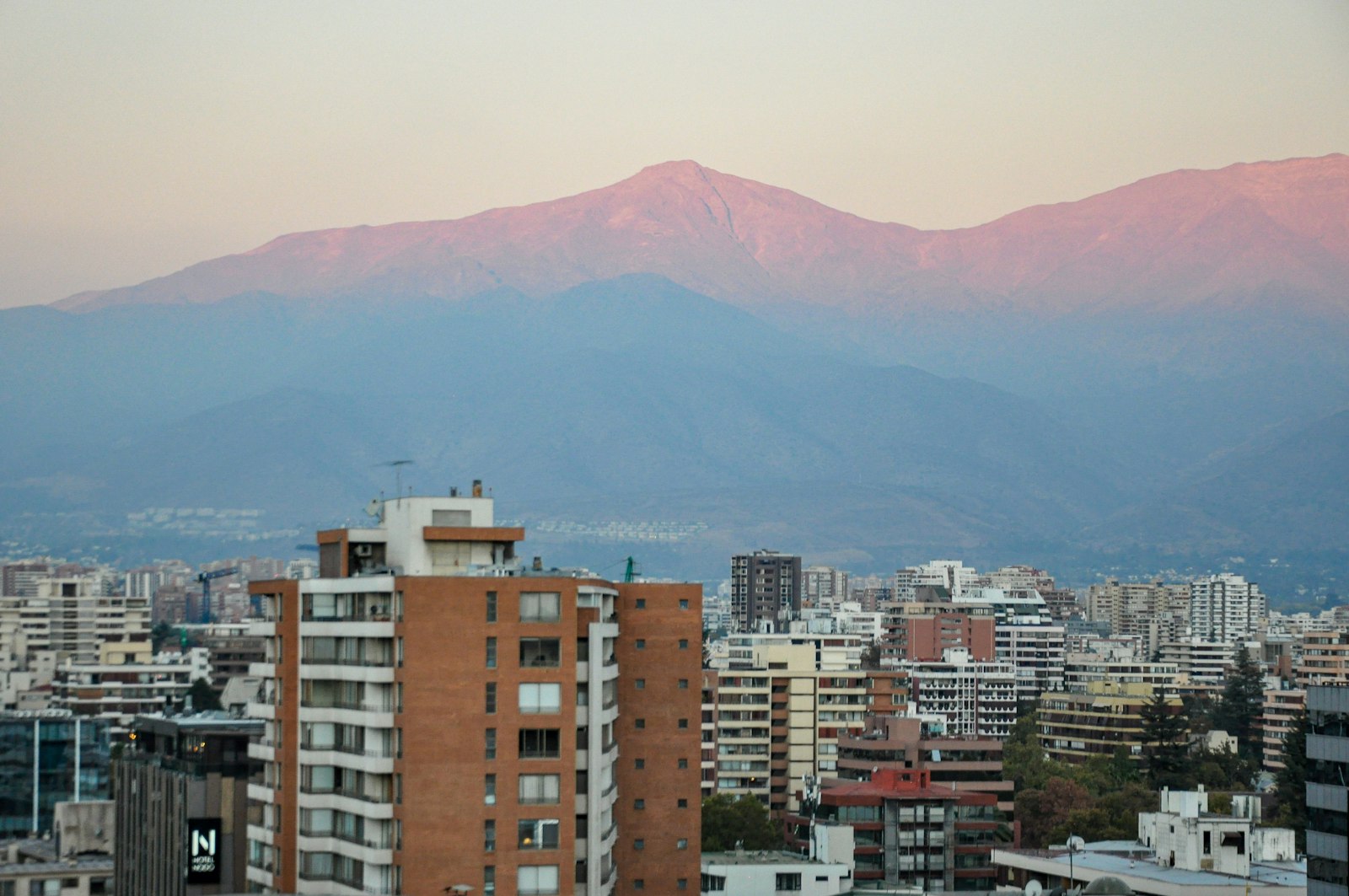 Santiago du Chili face à la cordillère des Andes