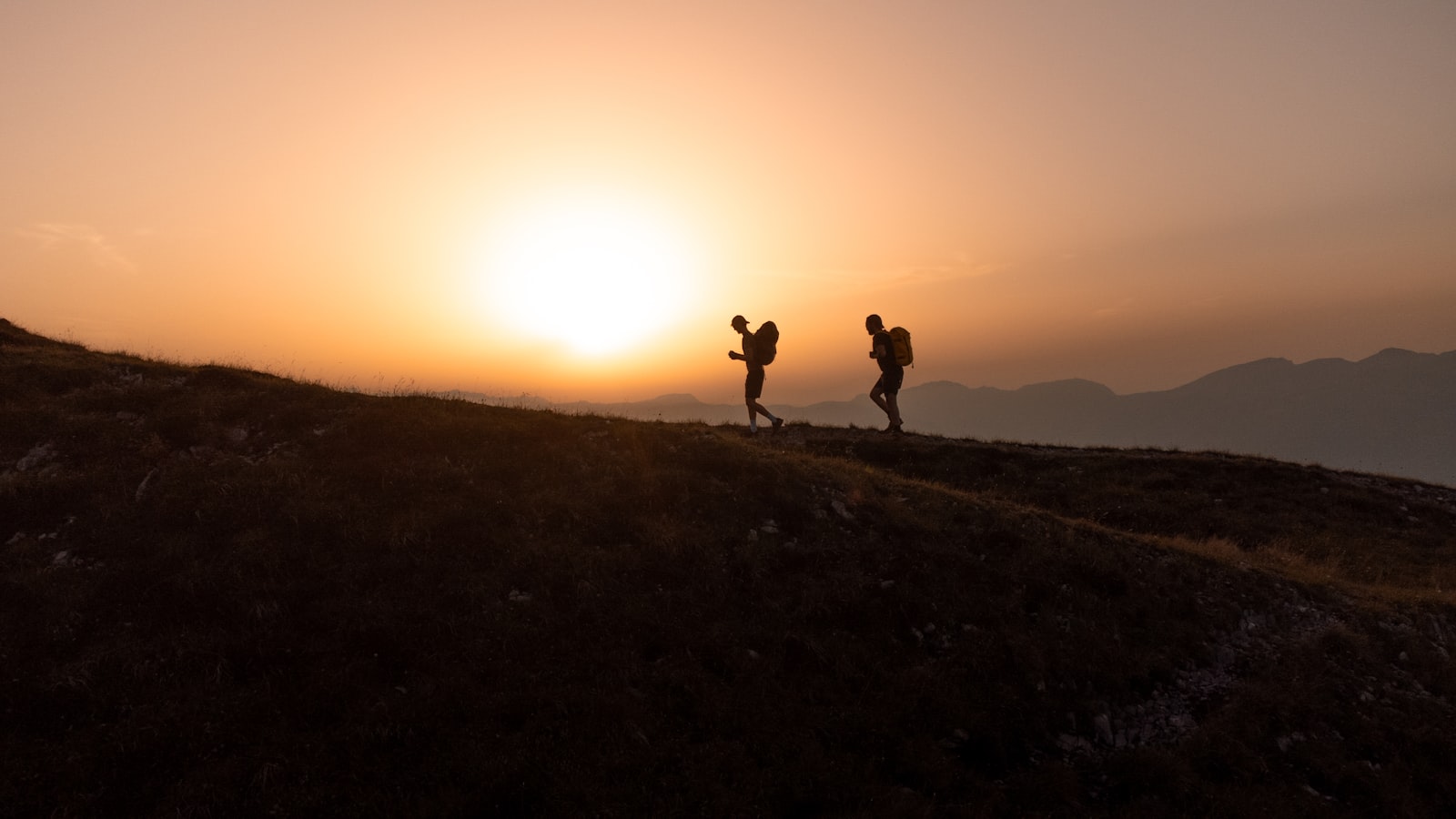 Randonneurs sur un sentier de montagne