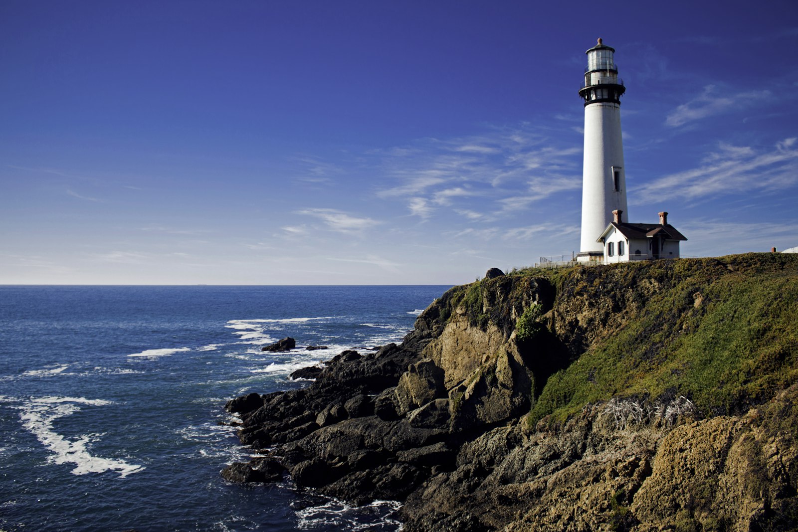 Un phare sur la côte