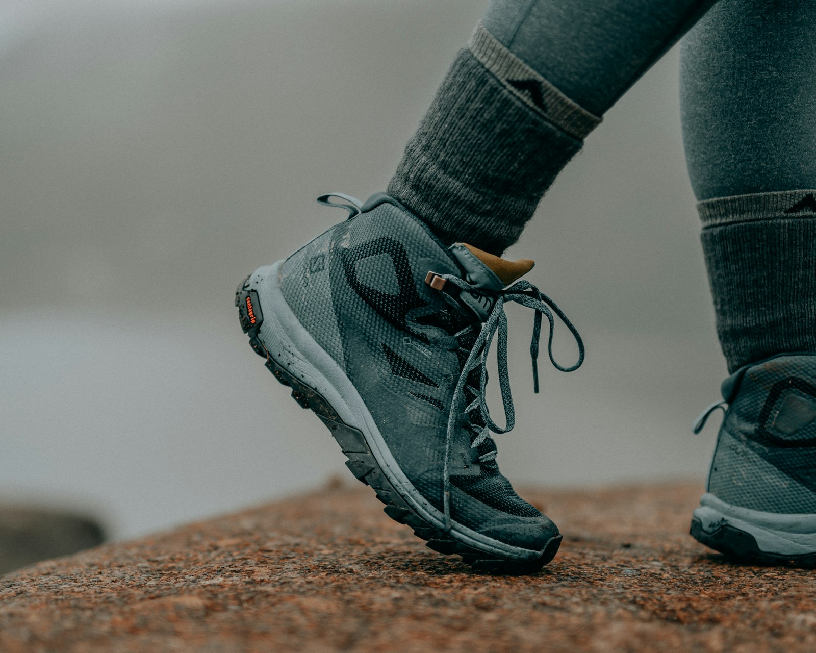 Chaussures de marche sur le terrain