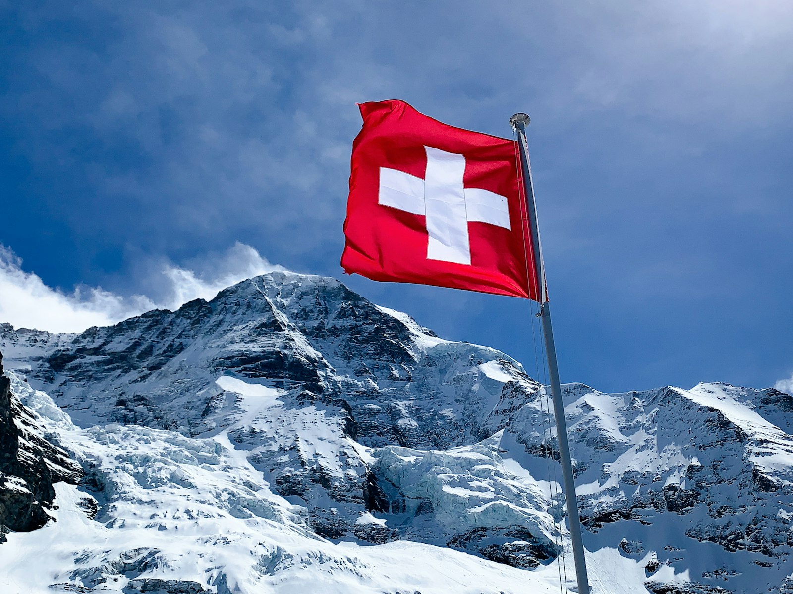 Drapeau suisse en montagne