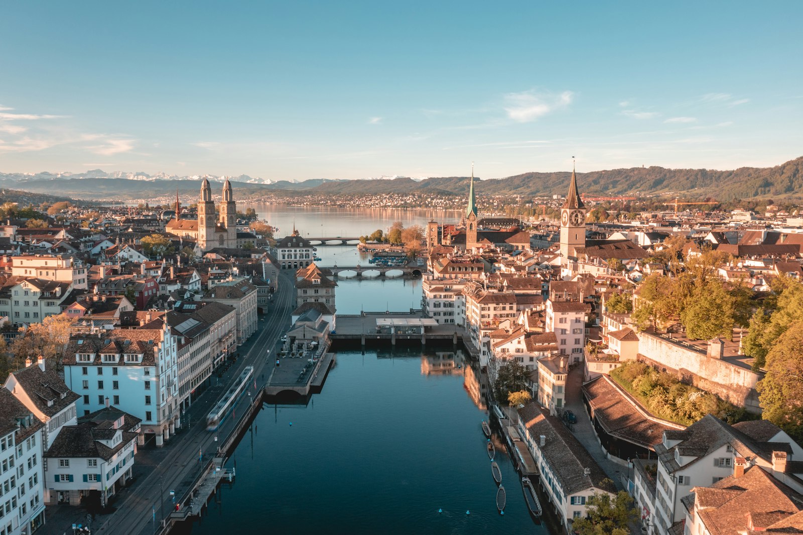 La Limmat et la vieille ville de Zurich, le lac et les Alpes en arrière-plan