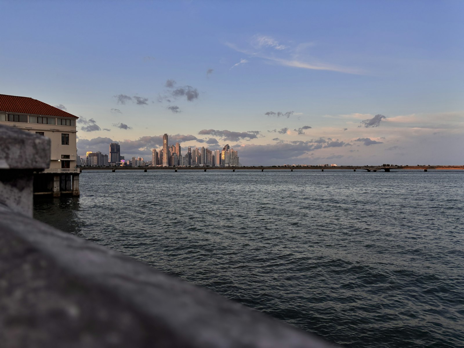La skyline de Panama City, vue de la baie