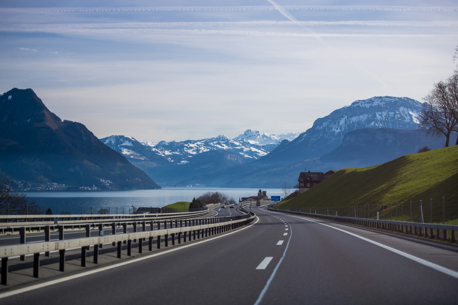 Autoroute suisse longeant un lac, un matin d’hiver