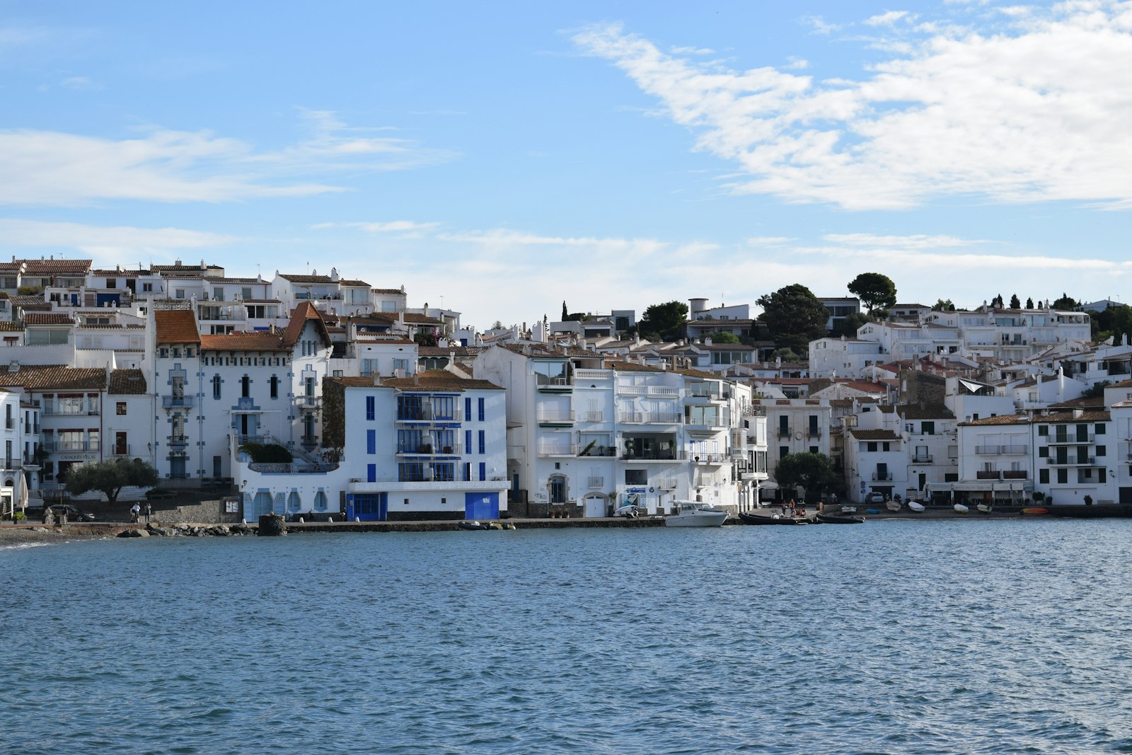 Maisons blanches du front de mer de Cadaqués, en Catalogne, au bord de la Méditerranée