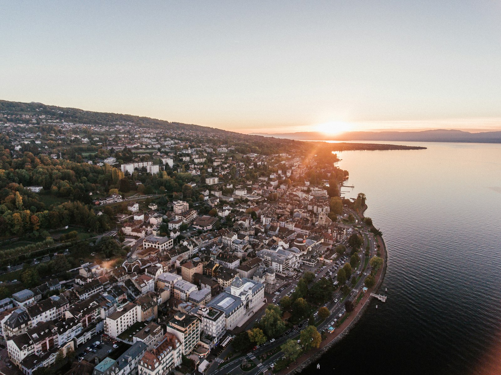 Vue aérienne d’Évian-les-Bains au bord du Léman, au coucher du soleil, face à la rive suisse