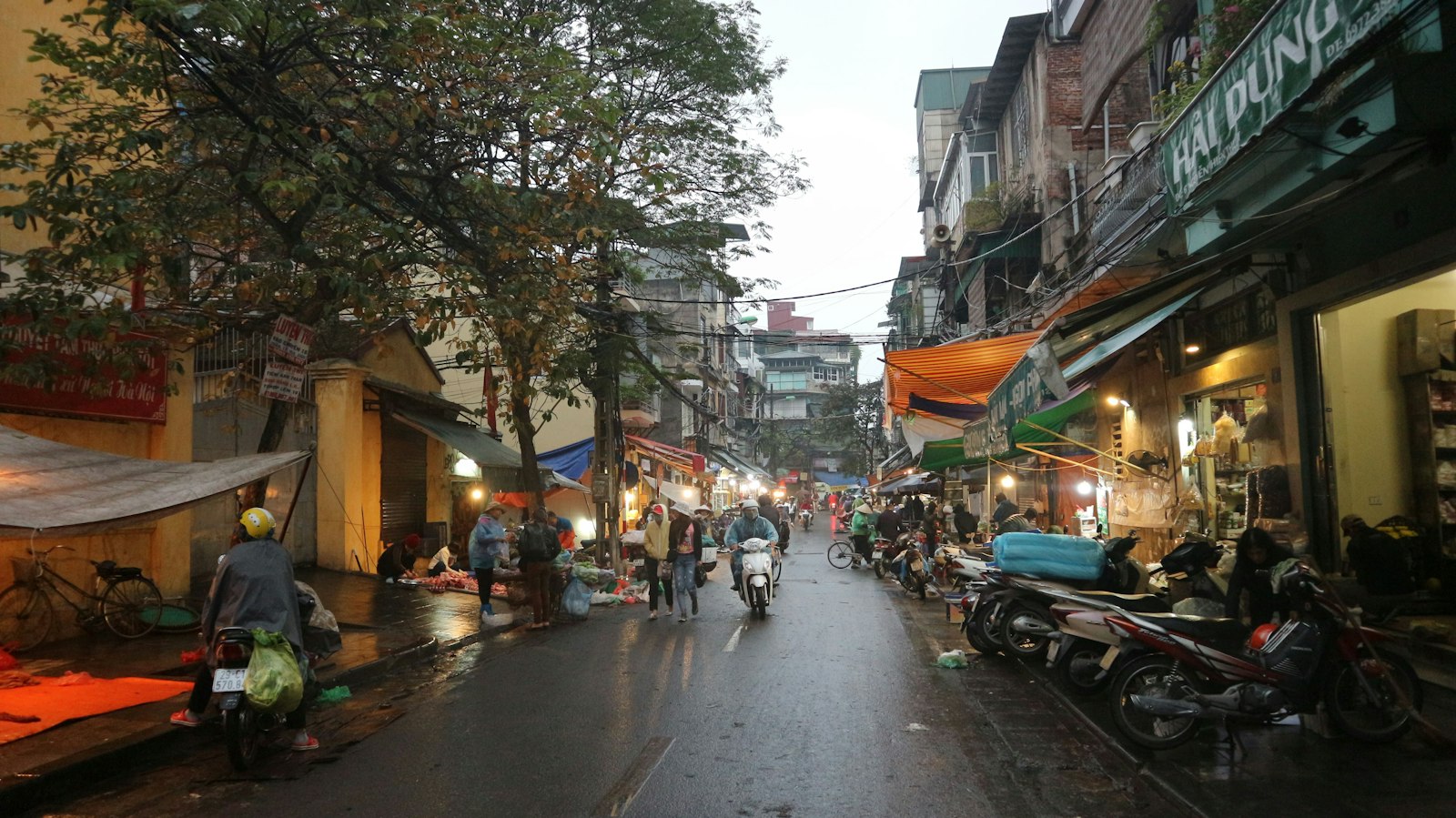 Rue de marché dans le vieux quartier de Hanoï, Vietnam