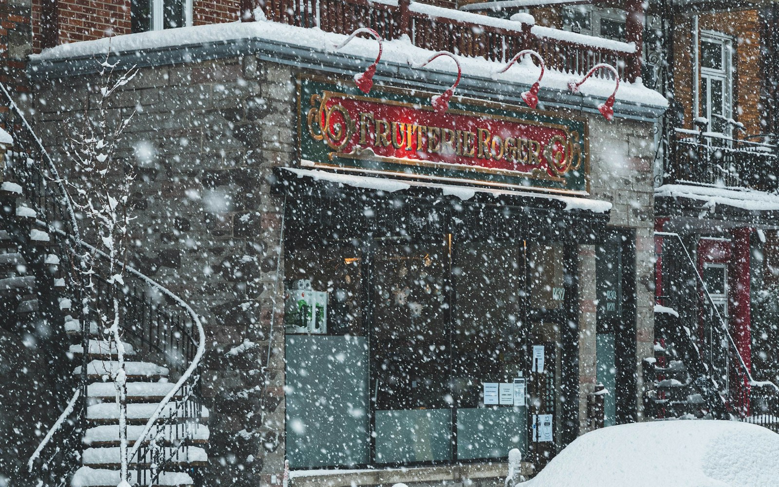 Une fruiterie de quartier sous la neige à Montréal
