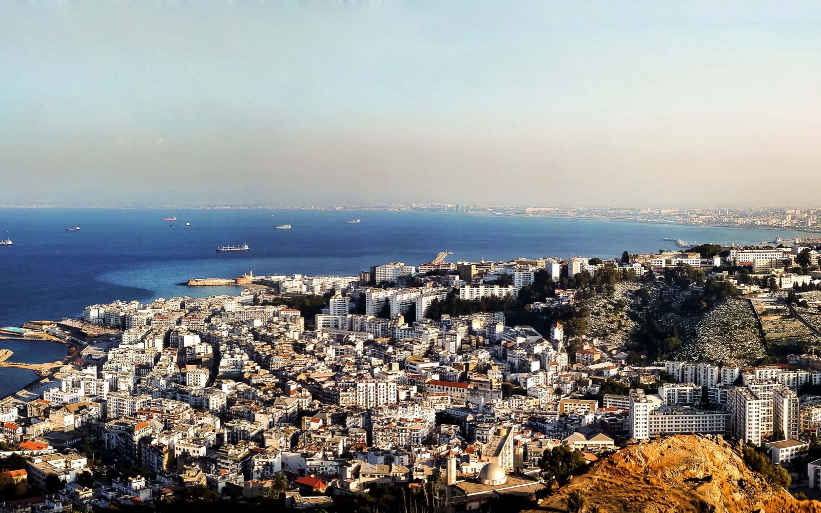 Bab El Oued et le cimetière d’El Kettar, Alger, vus des hauteurs