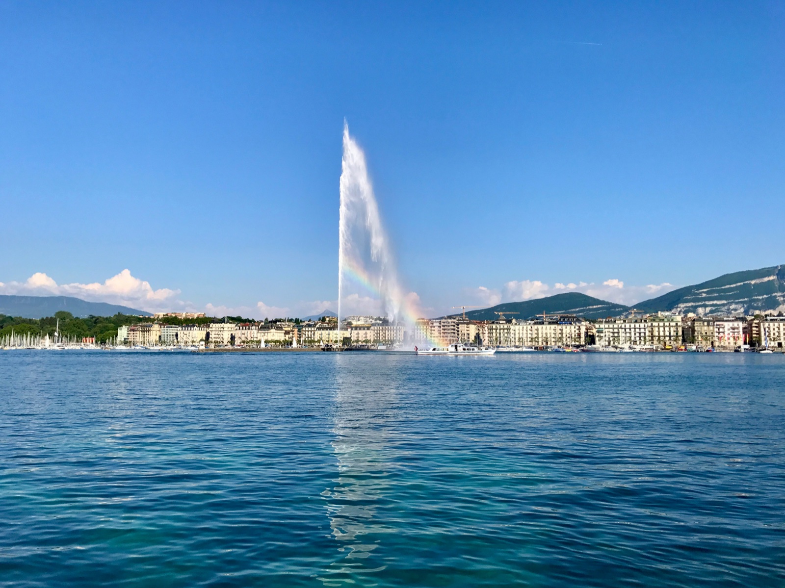Le jet d’eau de Genève vu depuis le lac, avec la rade et le Salève