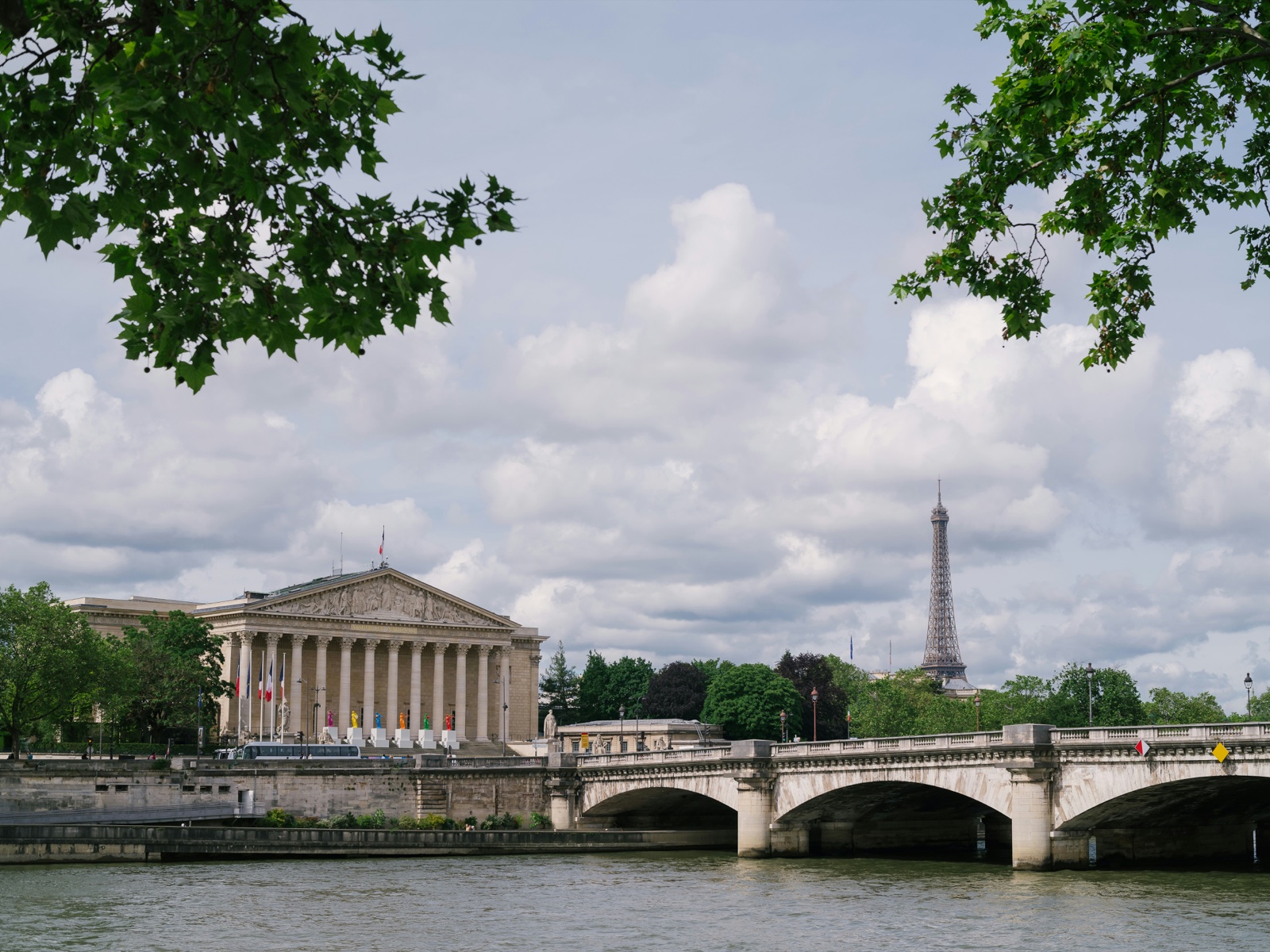 Le Palais Bourbon et le pont de la Concorde vus depuis la rive droite de la Seine