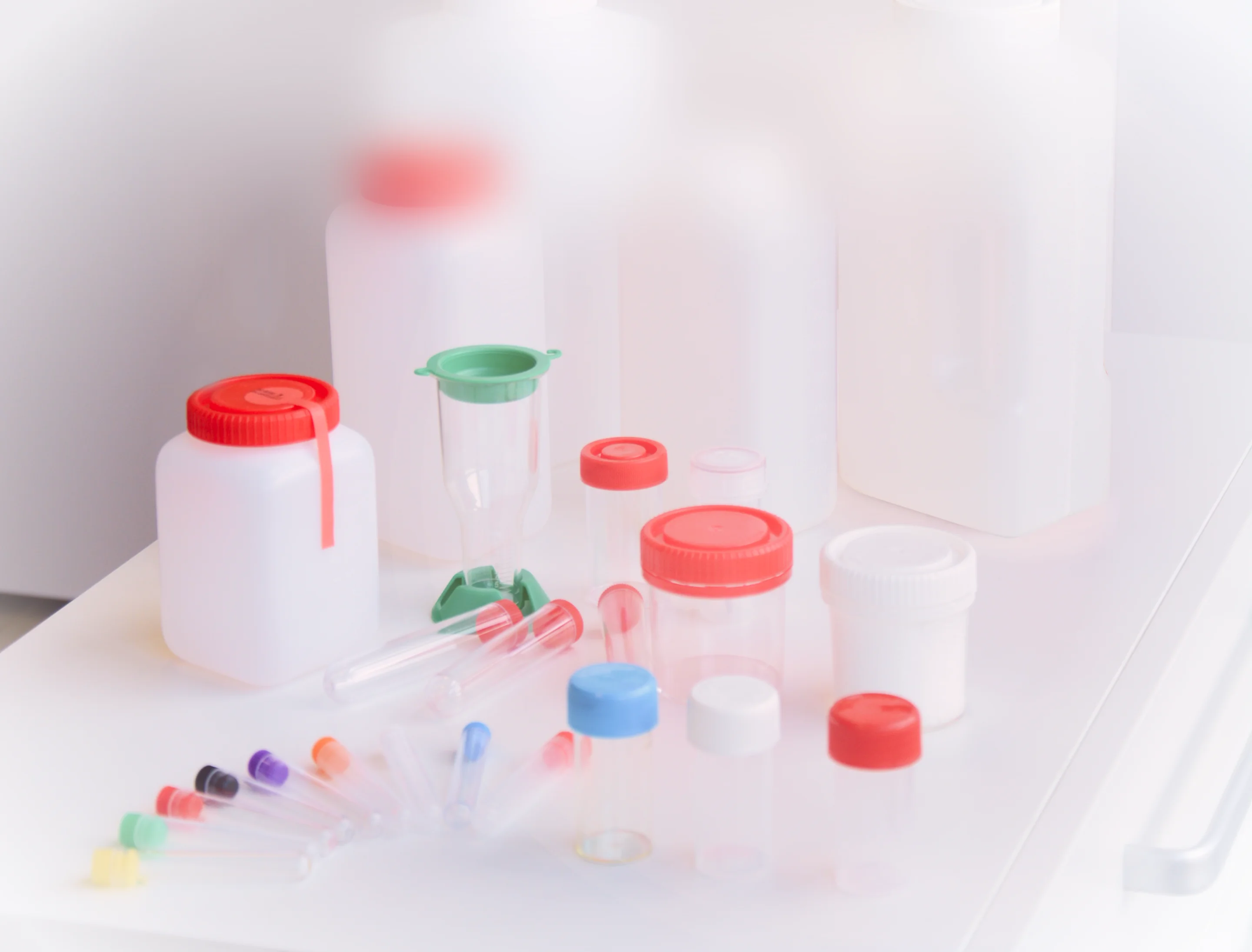 Tubes et flacons plastiques colorés de la marque CEB (Centre Européen de Biotechnologie)