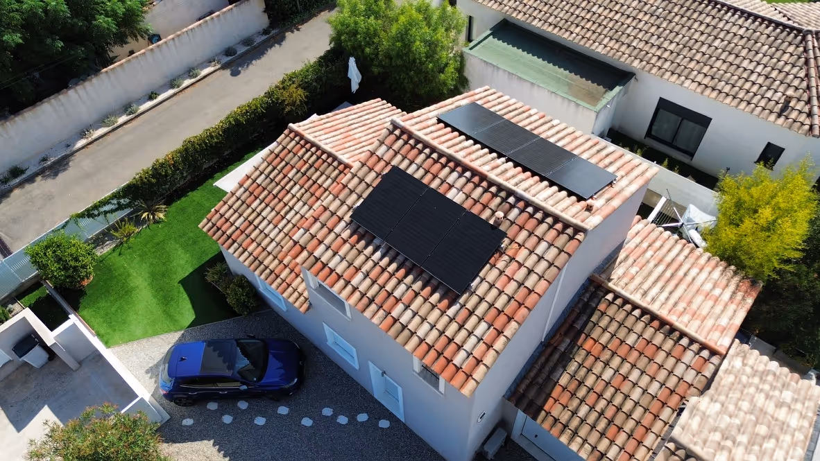 Panneaux solaires sur toiture tuile en PACA — installation résidentielle éligible aux aides de l'État 2026, prime autoconsommation et tarif EDF OA — ADSolar installateur RGE Var 83