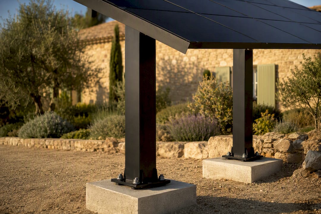 Détail des fondations d’un carport solaire