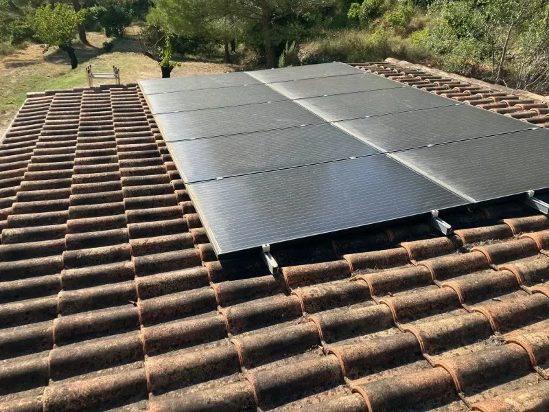 Installation photovoltaïque ADSolar — Plan-de-Cuques (13) · vue d'ensemble