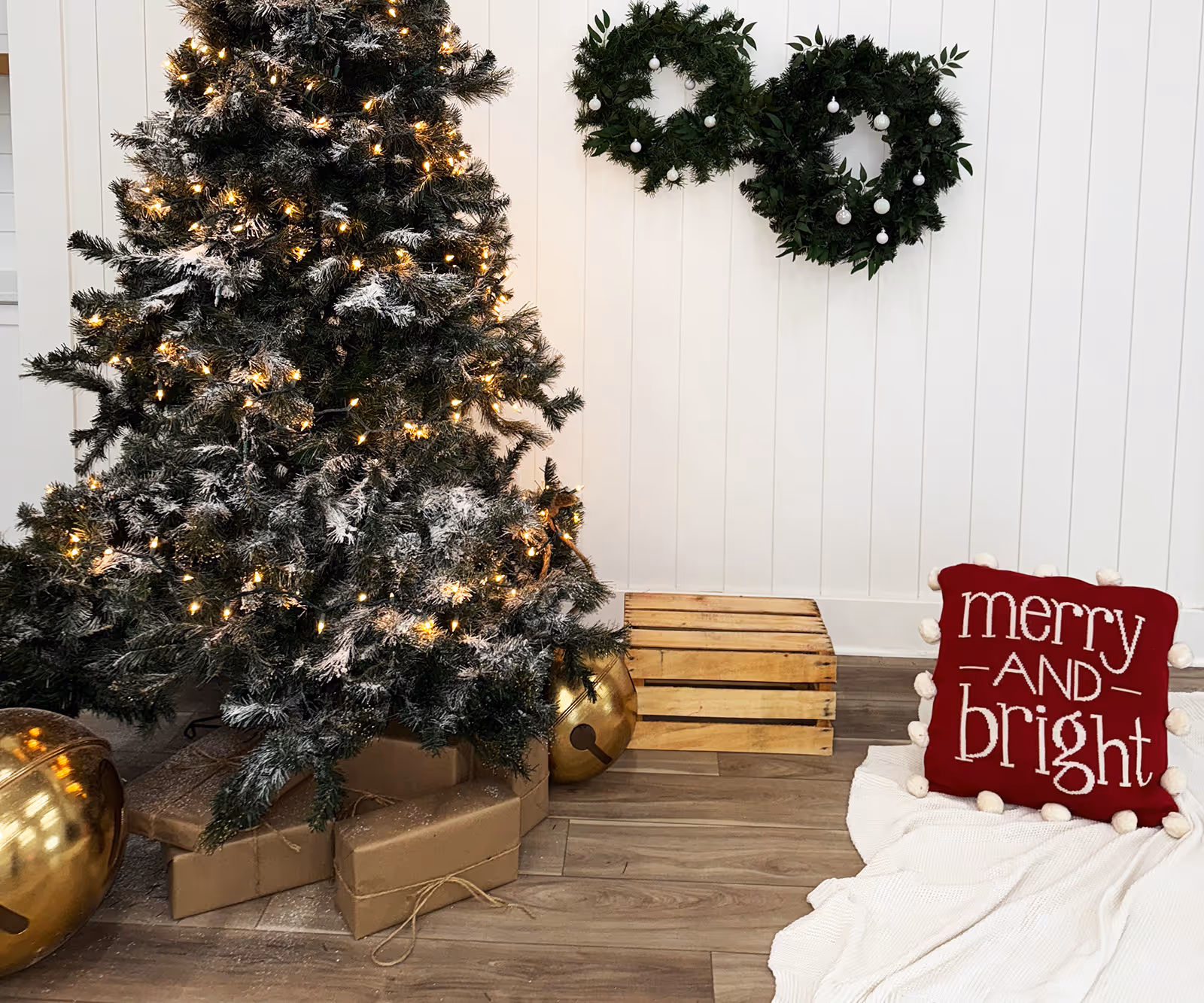 The Gathering Grounds holiday mini session backdrop, complete with a Christmas tree and other decorative features