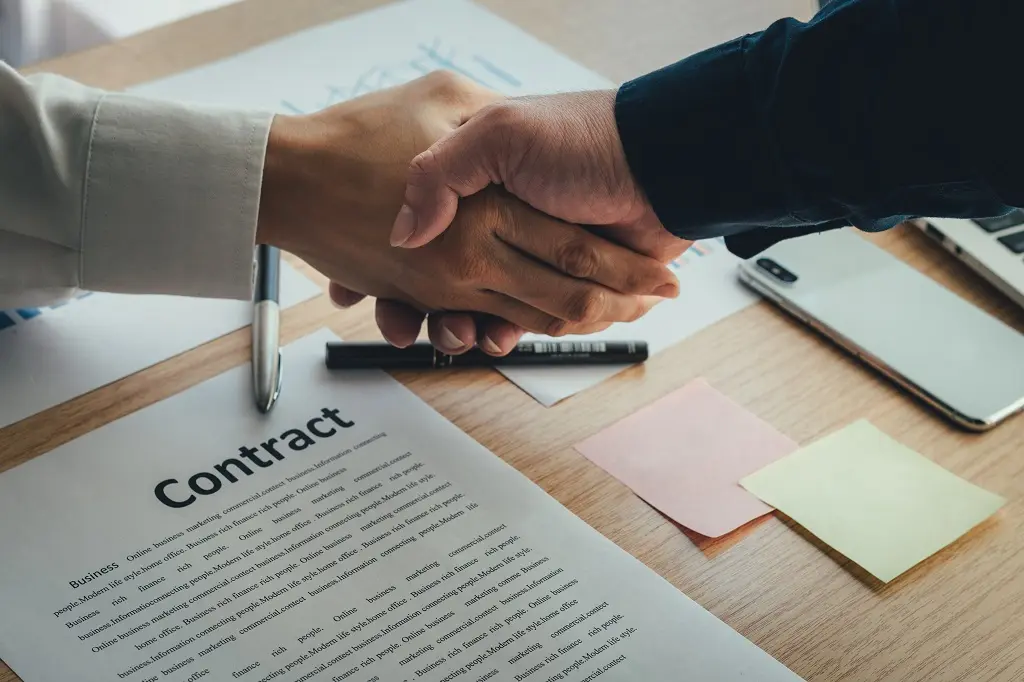 people shaking hands - How to Underwrite Commercial Real Estate