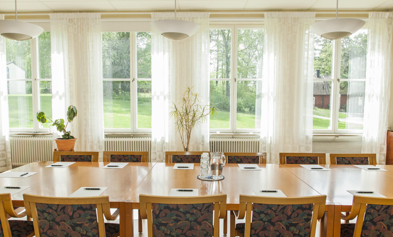 Konferensbord och stolar som tittar ut över grönska