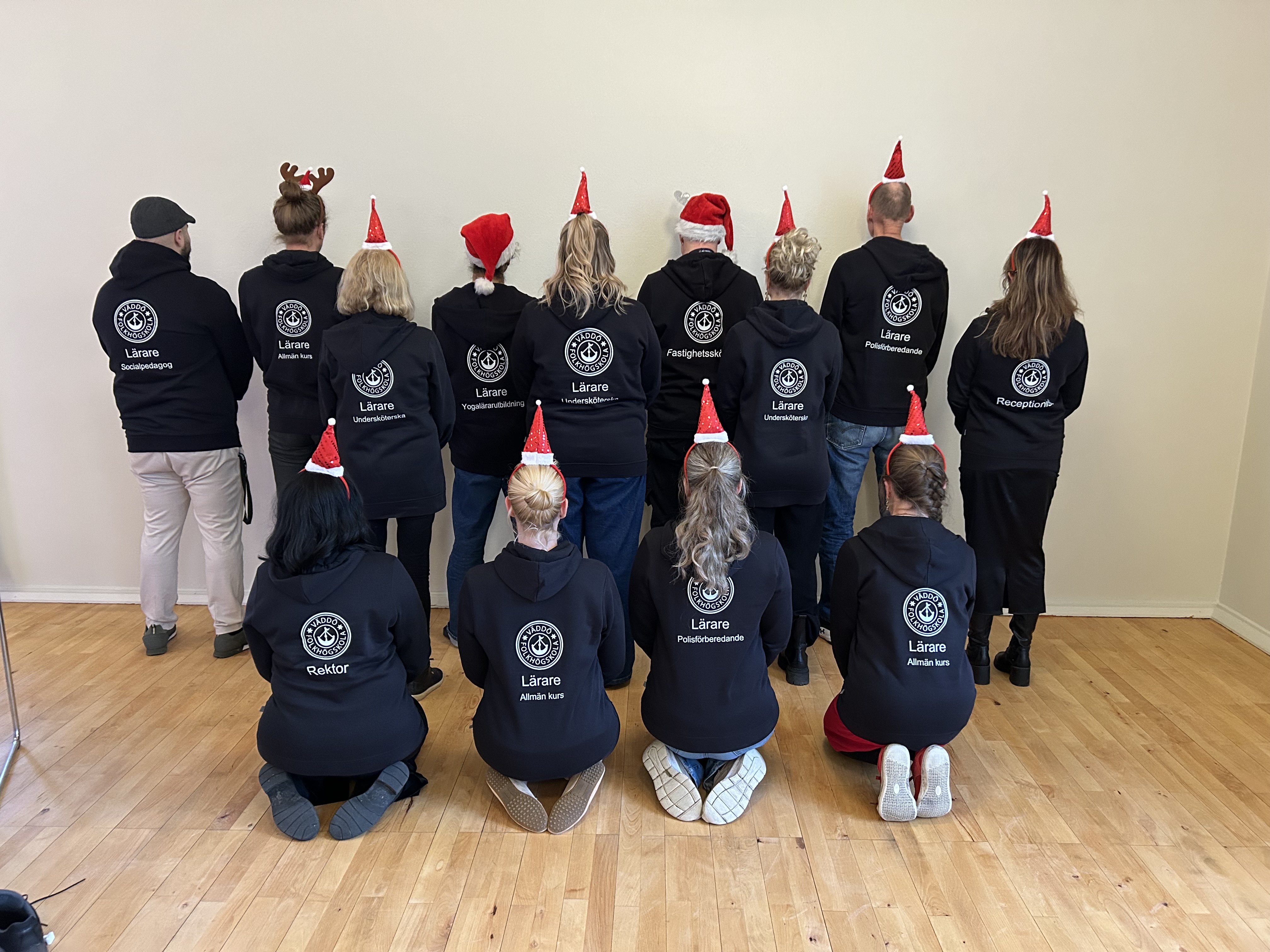 Personalen är vänd från kameran med sina tröjor synliga