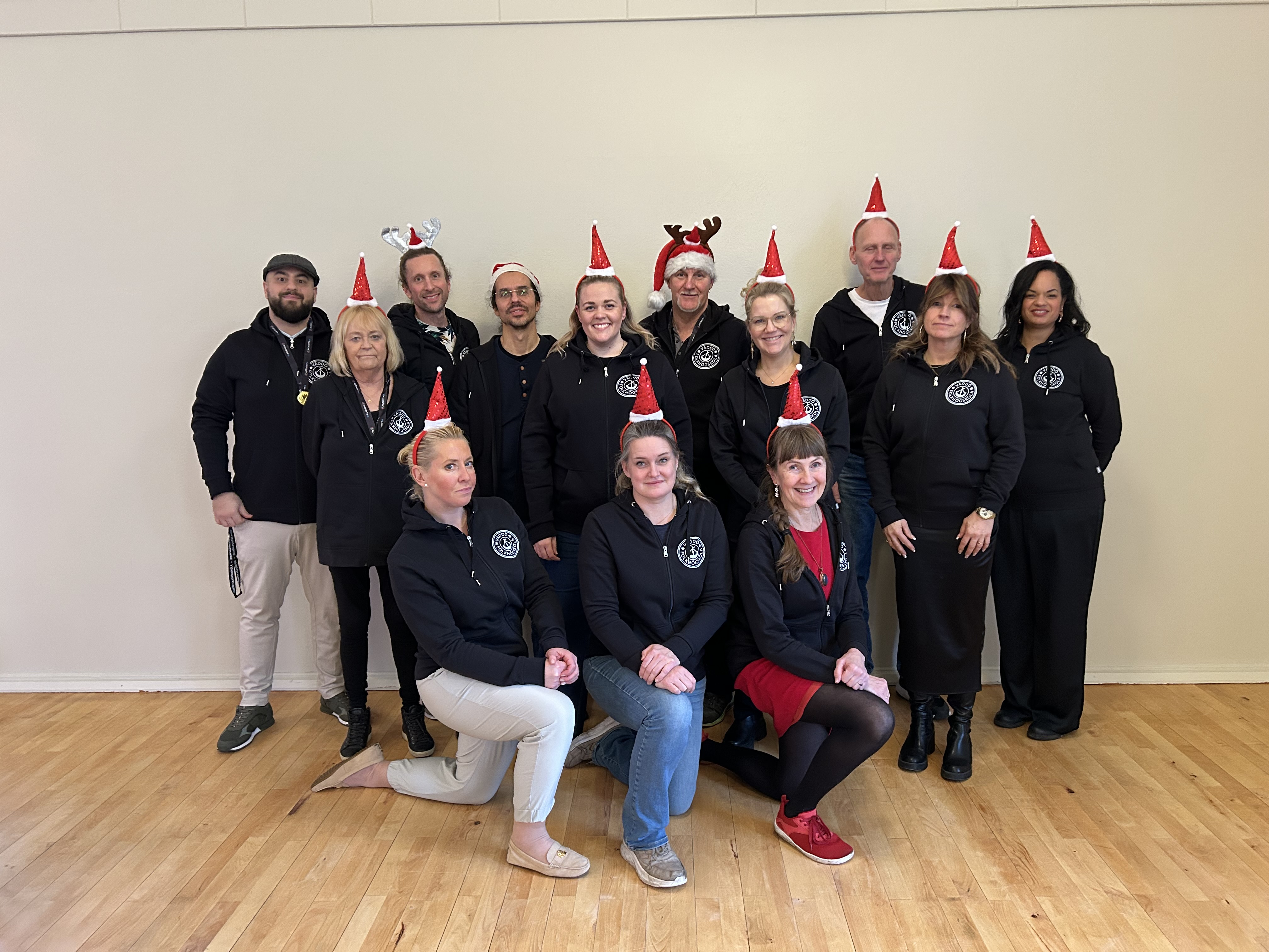 Personalen tittar mot kameran